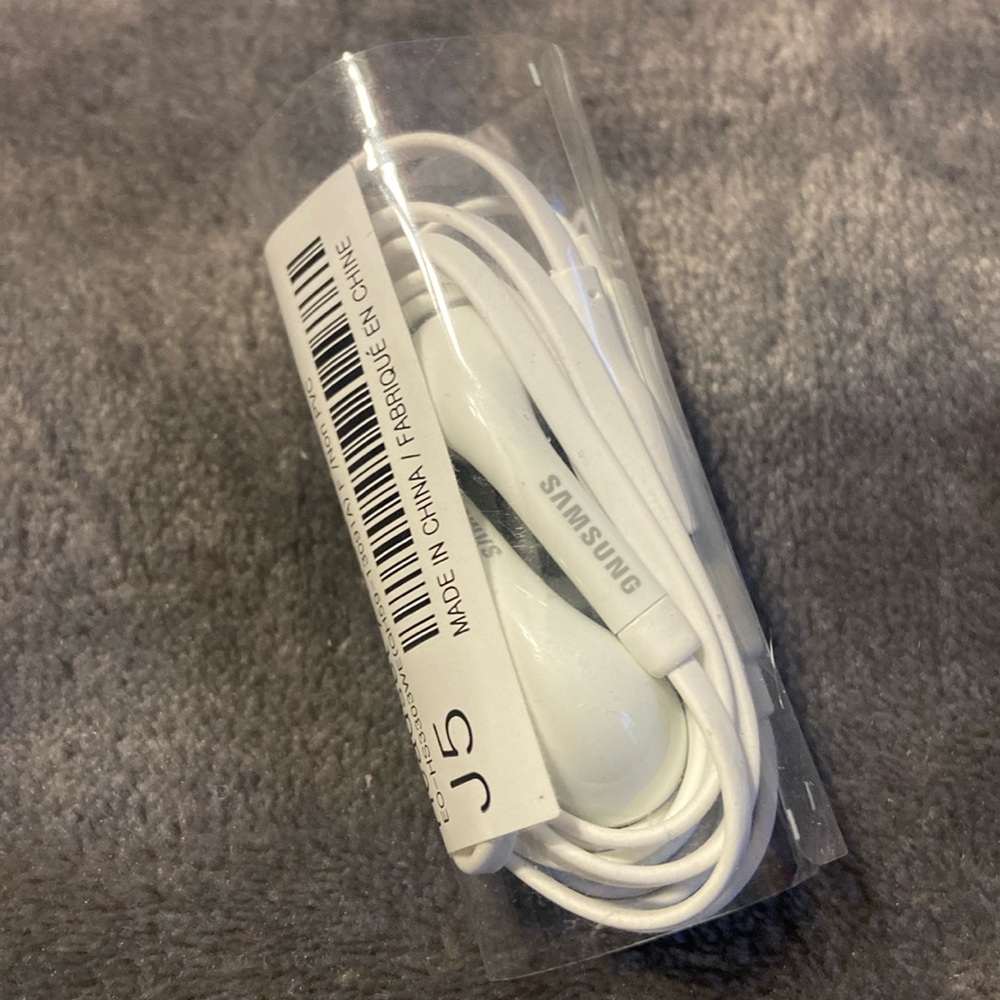 Brand new Samsung wired earpieces